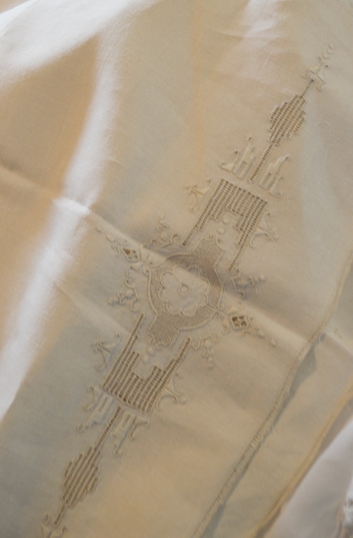 Linen table runner - Finding linens in secondhand stores, garage sales, and antique malls can be fun. Know the characteristics of linen textiles so you can spot easily spot them