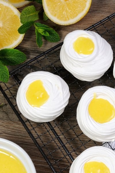 Mini meringues with lemon curd