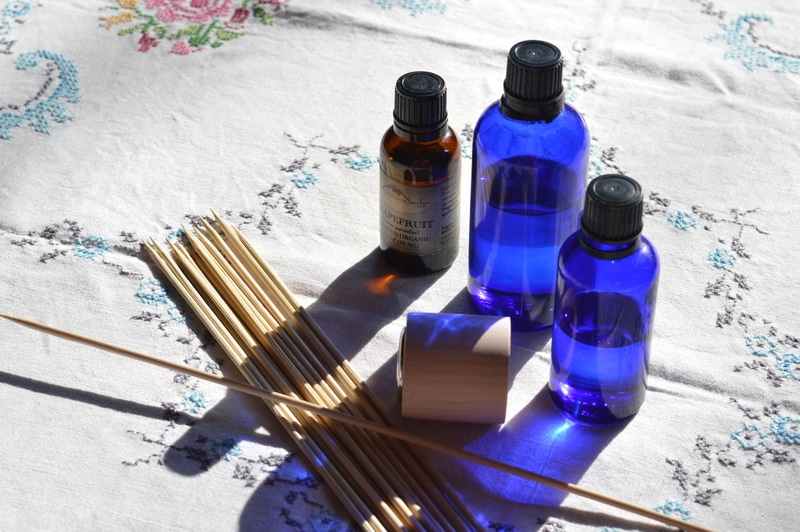 In summer the gross smells seem to hang around a little longer. The more hot and humid it is the more off-smells seem to cling. But don’t grab the toxic solid air fresheners or sprays. Instead make a reed diffuser and freshen indoor air with natural botanical essential oils. You can make one in less than 5 minutes.