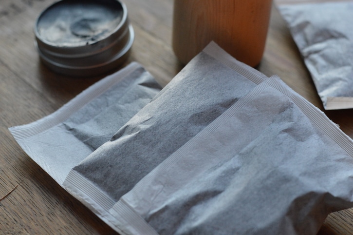 How to Make a Poultice With Herbs