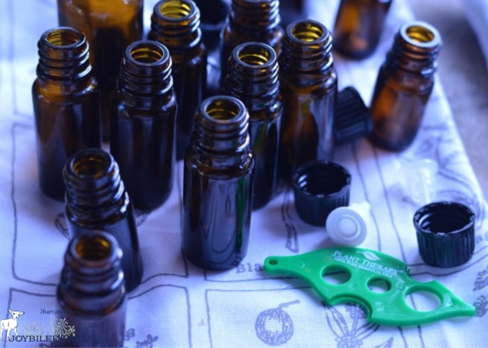 Empty essential oil bottles are handy to have for future herbal projects, but how do you go about cleaning them before the next use? We'll show you how.